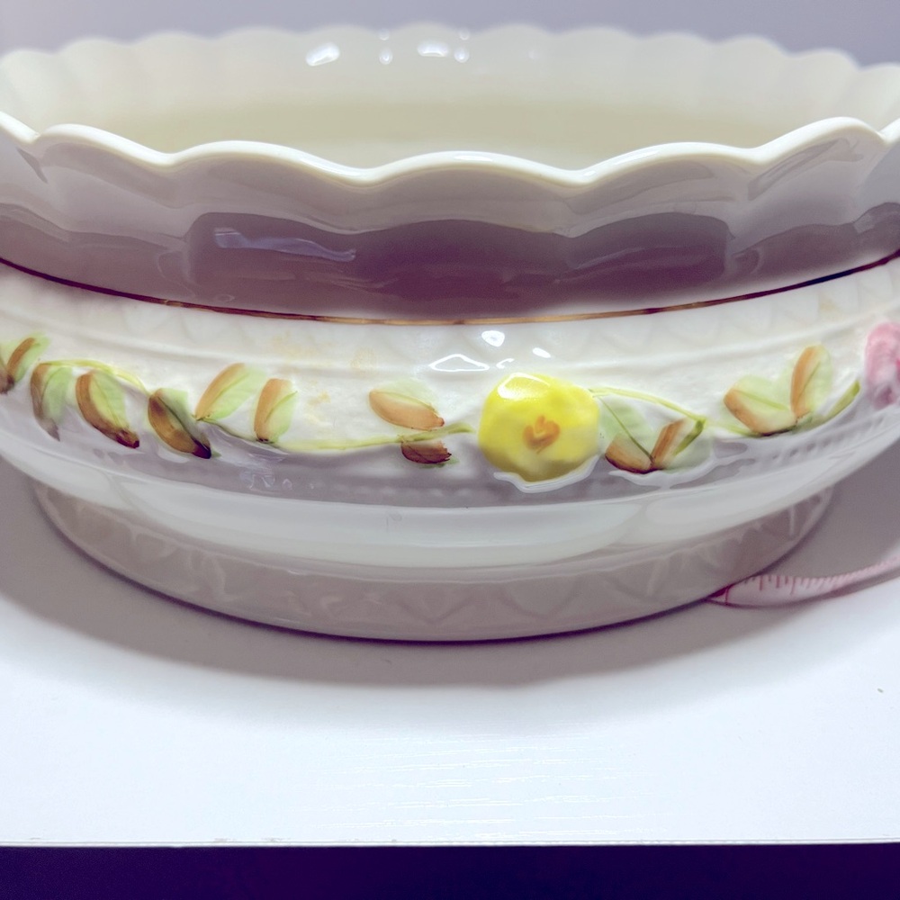 Centerpiece
by BELLEEK POTTERY (IRELAND)
